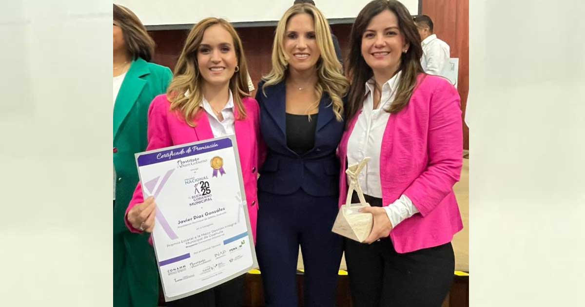 Funcionarias del DIF Saltillo portando un reconocimiento.