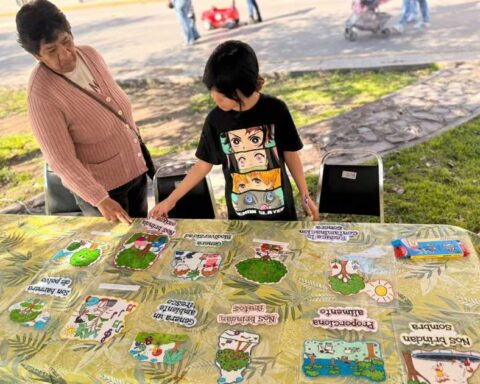 Una niña con una adulta mayor realizando actividades en el Paseo Colón.