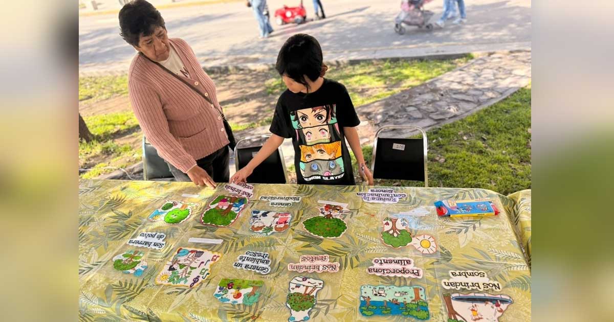 Una niña con una adulta mayor realizando actividades en el Paseo Colón.
