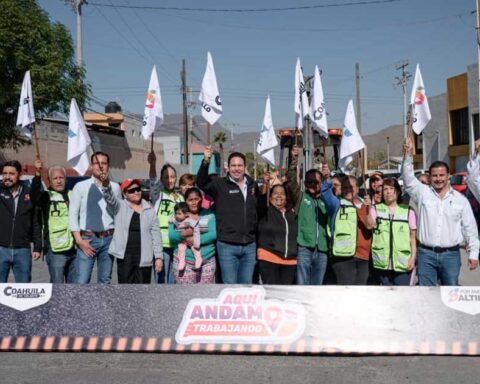 Alcalde Javier Díaz y vecinos dando el banderazo de arranque de obra en una calle de Saltillo.