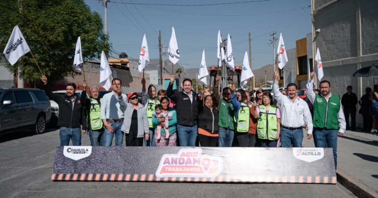 Alcalde Javier Díaz y vecinos dando el banderazo de arranque de obra en una calle de Saltillo.