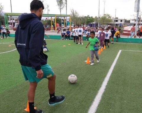 Niños y jóvenes haciendo deporte en Saltillo.