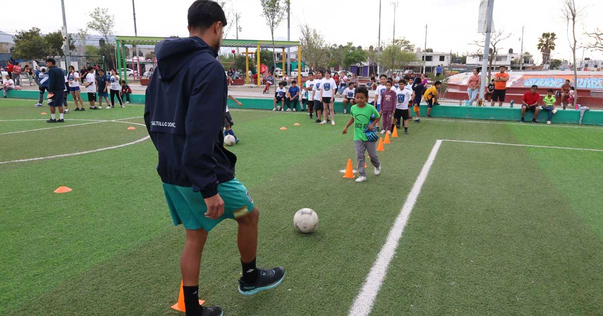 Niños y jóvenes haciendo deporte en Saltillo.