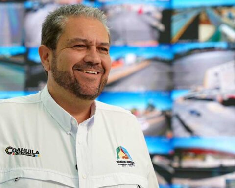 Alcalde de Ramos Arizpe Tomás Gutiérrez al frente; de fondo, pantallas con las imágenes captadas con las cámaras de seguridad.