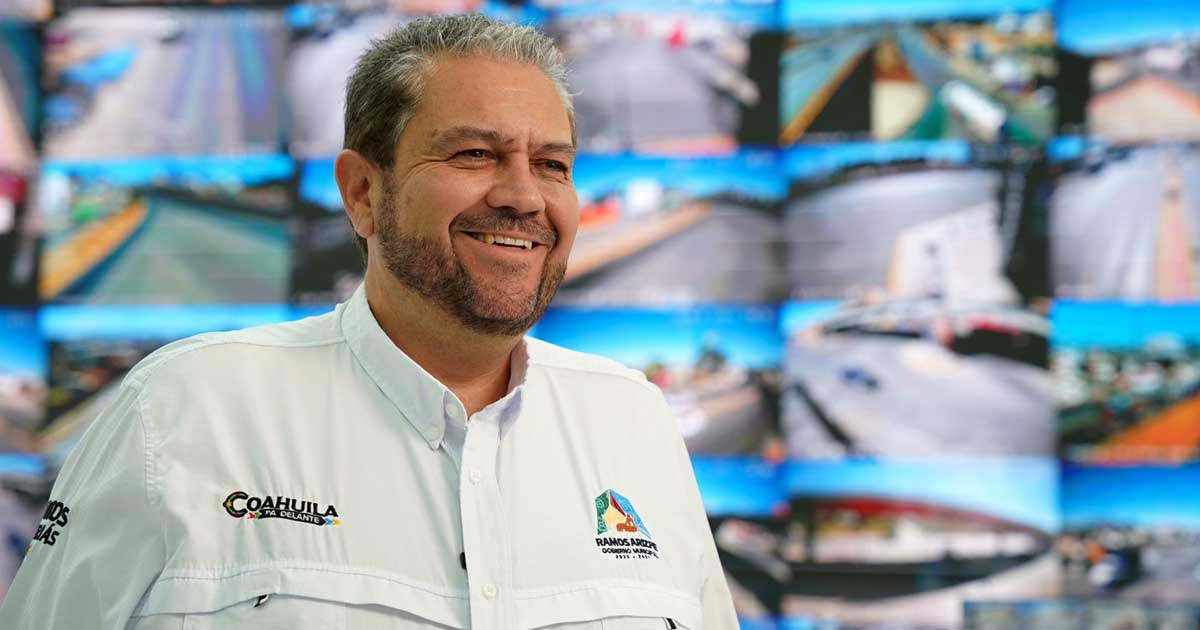 Alcalde de Ramos Arizpe Tomás Gutiérrez al frente; de fondo, pantallas con las imágenes captadas con las cámaras de seguridad.