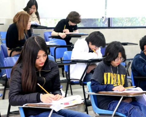 Jóvenes realizando el examen para el bachillerato de la UAdeC.