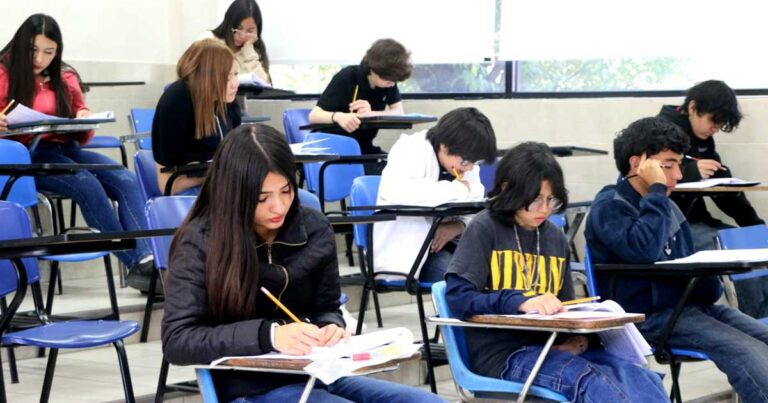 Jóvenes realizando el examen para el bachillerato de la UAdeC.