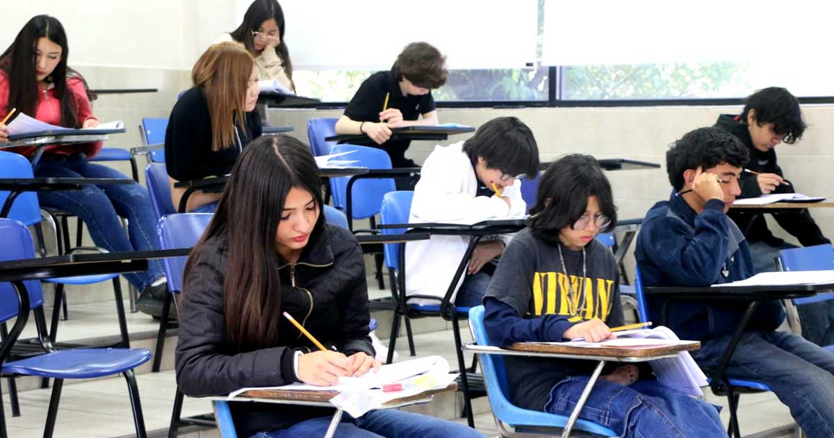 Jóvenes realizando el examen para el bachillerato de la UAdeC.