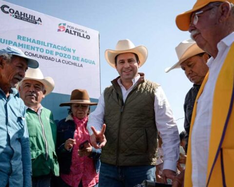Campesinos junto con el alcalde de Saltillo Javier Díaz.
