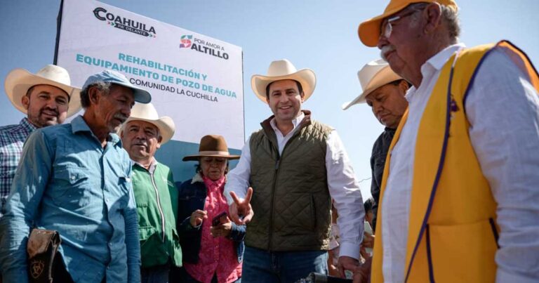 Campesinos junto con el alcalde de Saltillo Javier Díaz.
