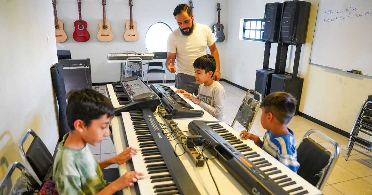 Niños en talleres de Ramos Arizpe.