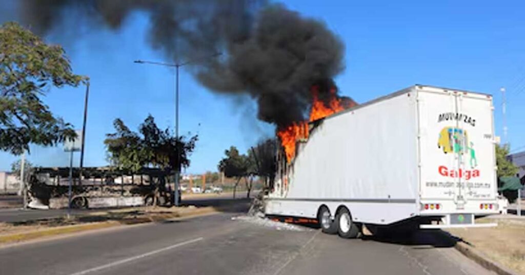 Transporte incendiado en Sinaloa.
