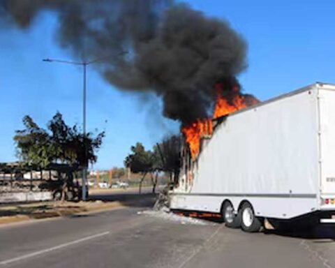Transporte incendiado en Sinaloa.