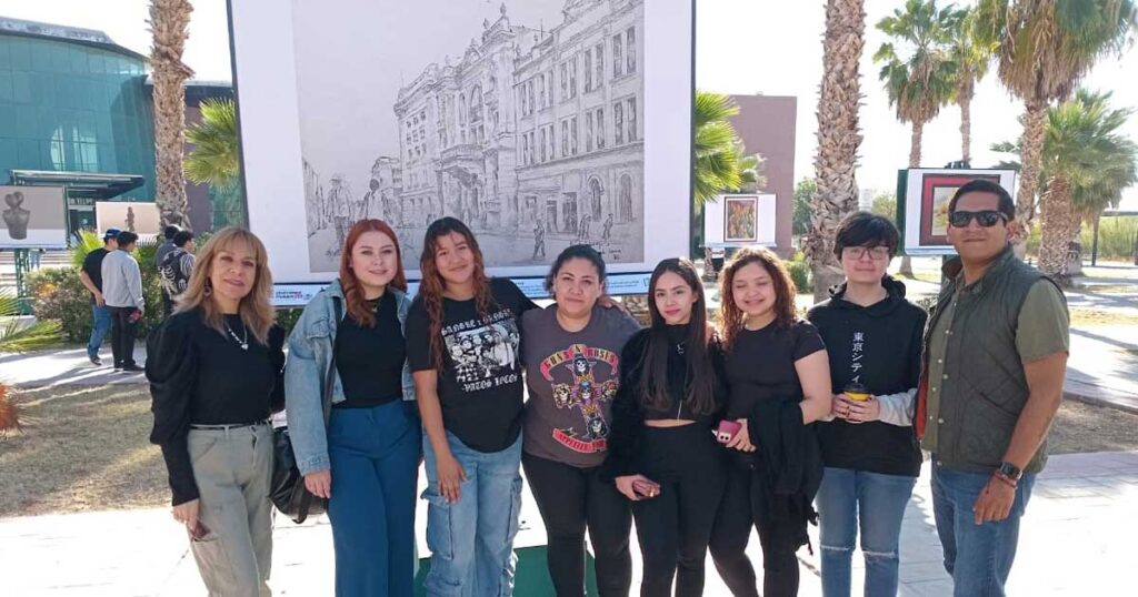 Jóvenes en la exposición de la UAdeC Campus Torreón.