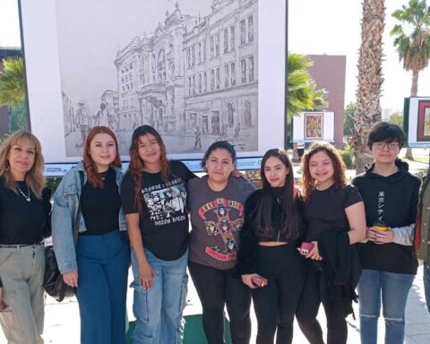 Jóvenes en la exposición de la UAdeC Campus Torreón.