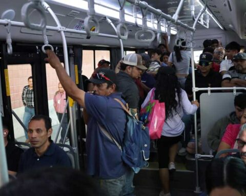Usuarios dentro de un autobús de Aquí Vamos Gratis en Saltillo.