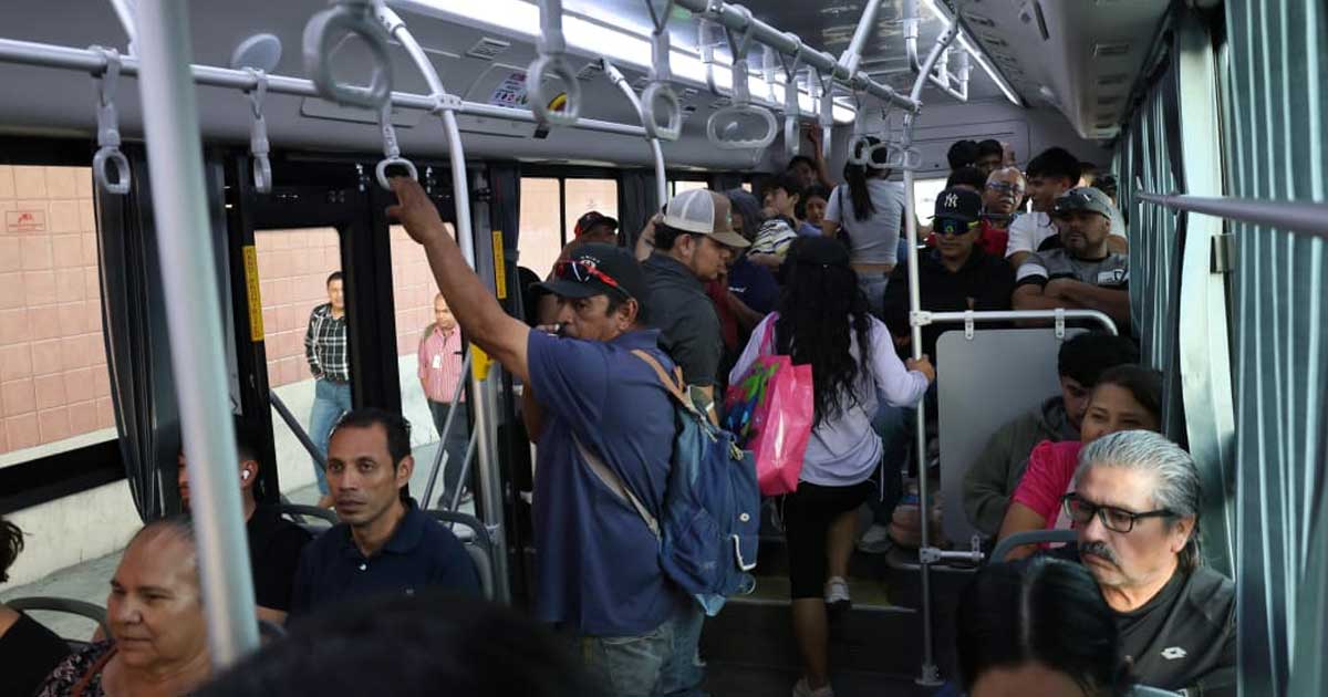 Usuarios dentro de un autobús de Aquí Vamos Gratis en Saltillo.