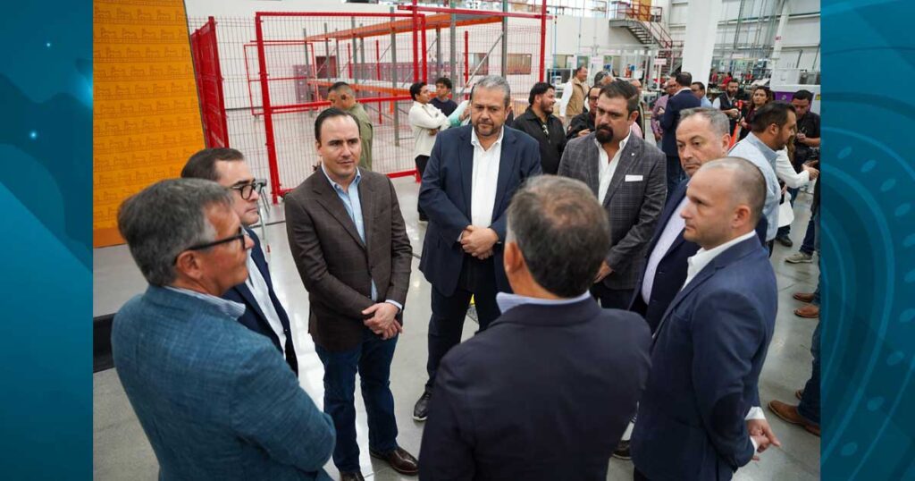 Funcionarios en la inauguración de una planta en Ramos Arizpe.