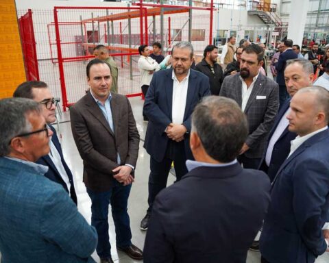 Funcionarios en la inauguración de una planta en Ramos Arizpe.