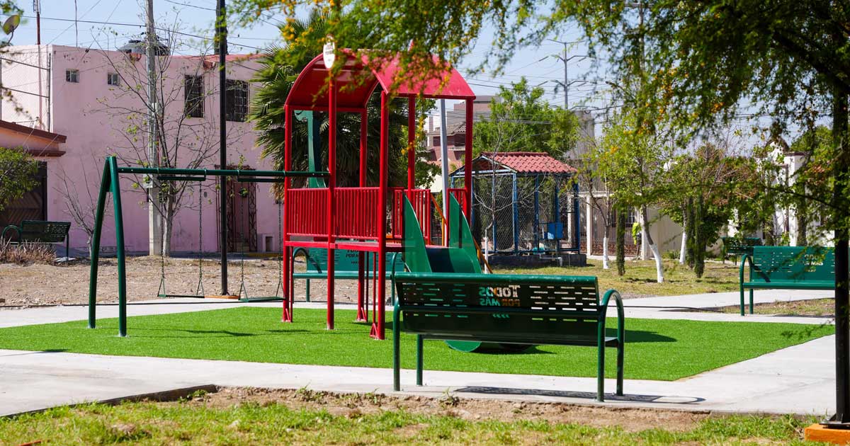 Juego infantil en plaza de Ramos Arizpe.