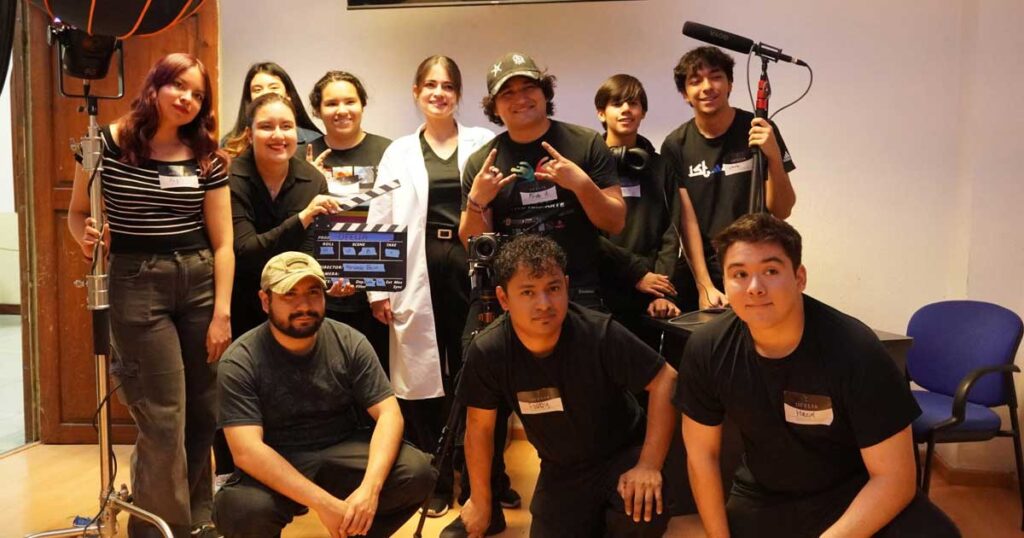 Jóvenes del equipo de producción de cortometraje de taller de la UAdeC.