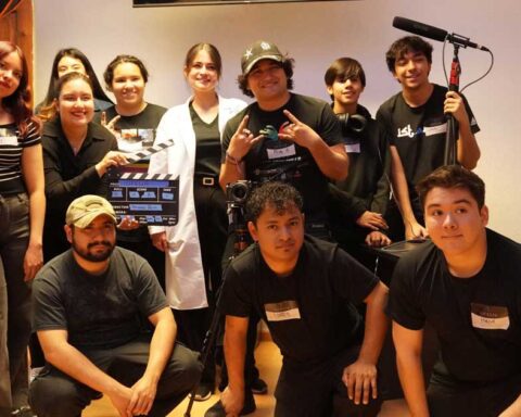 Jóvenes del equipo de producción de cortometraje de taller de la UAdeC.