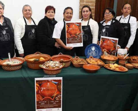 Mujeres presentando el Festival de las Cazuelas en Saltillo.