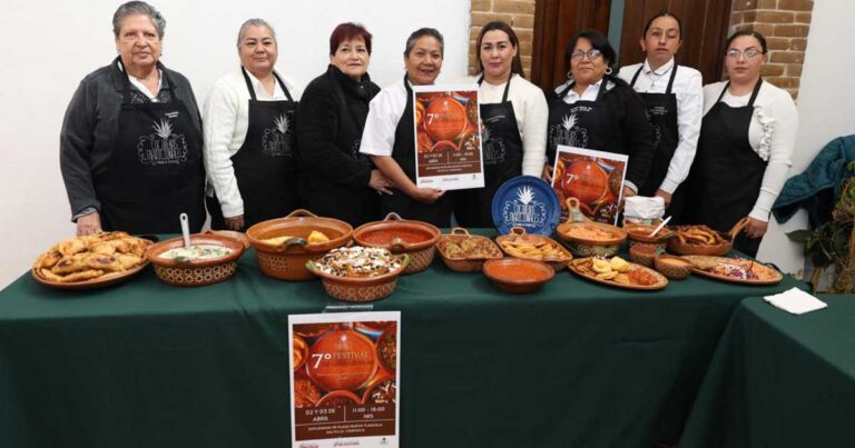 Mujeres presentando el Festival de las Cazuelas en Saltillo.