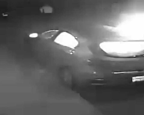 Auto incendiado.