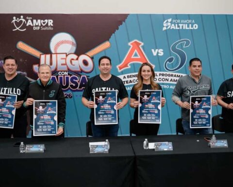 Funcionarios en rueda de prensa anunciando el Juego con Causa.