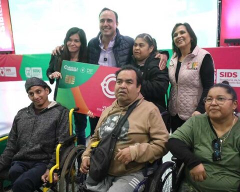 Manolo Jiménez, gobernador de Coahuila, y personas con discapacidad.