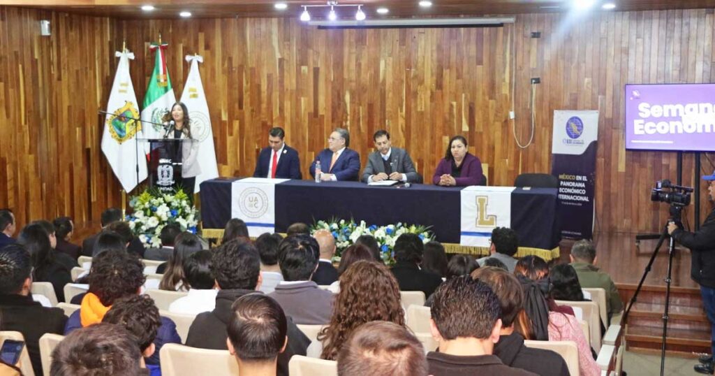 Auditorio de la UAdeC lleno de estudiantes.