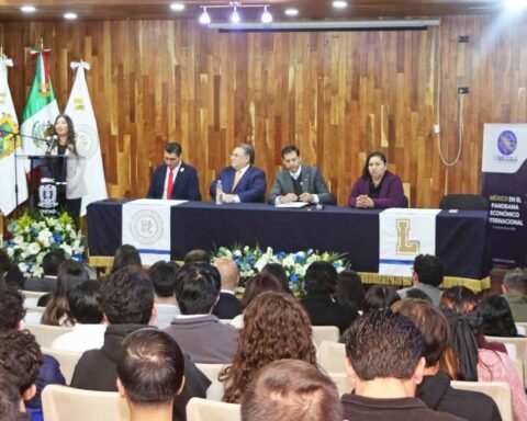 Auditorio de la UAdeC lleno de estudiantes.