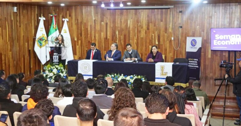 Auditorio de la UAdeC lleno de estudiantes.
