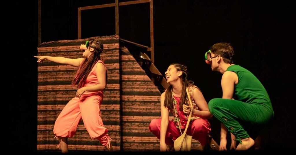 Jóvenes actores en una obra de teatro en Torreón.