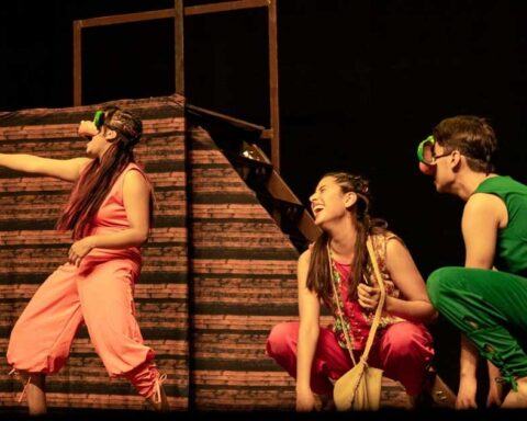 Jóvenes actores en una obra de teatro en Torreón.