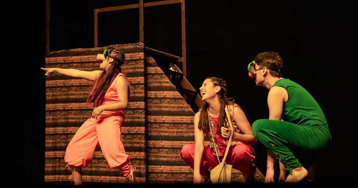 Jóvenes actores en una obra de teatro en Torreón.