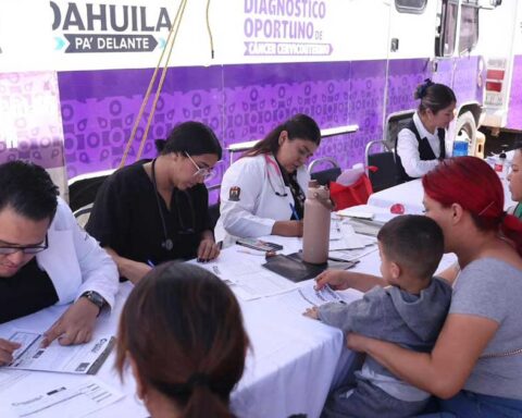 Médicos atendiendo a personas en la Caravana de la Salud en Coahuila.