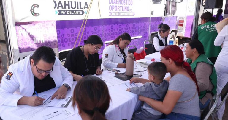 Médicos atendiendo a personas en la Caravana de la Salud en Coahuila.