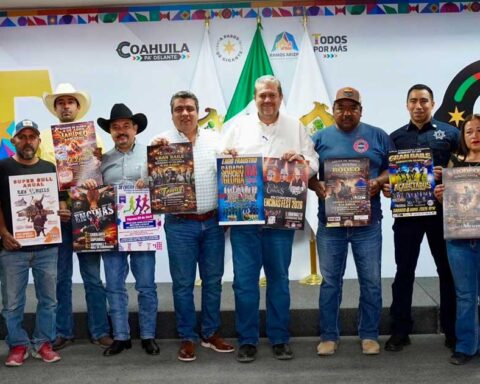 Alcalde y empresarios presentando la cartelera de Semana Santa en Ramos Arizpe.