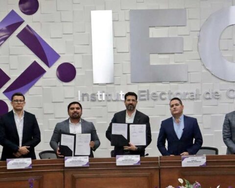 Consejeros del IEC sosteniendo el convenio firmado con el Colegio de NotariosPúblicos.