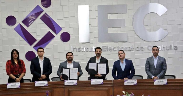 Consejeros del IEC sosteniendo el convenio firmado con el Colegio de NotariosPúblicos.