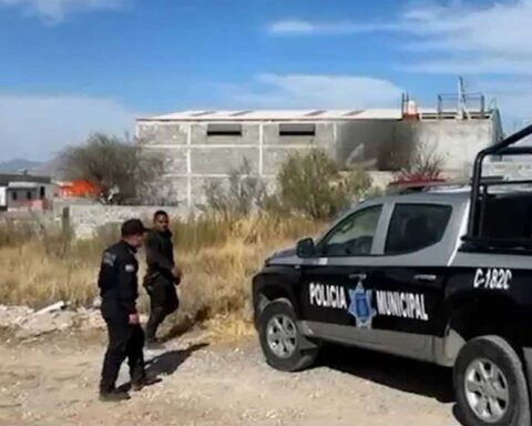 Dos policías y una patrulla municipal de Saltillo.