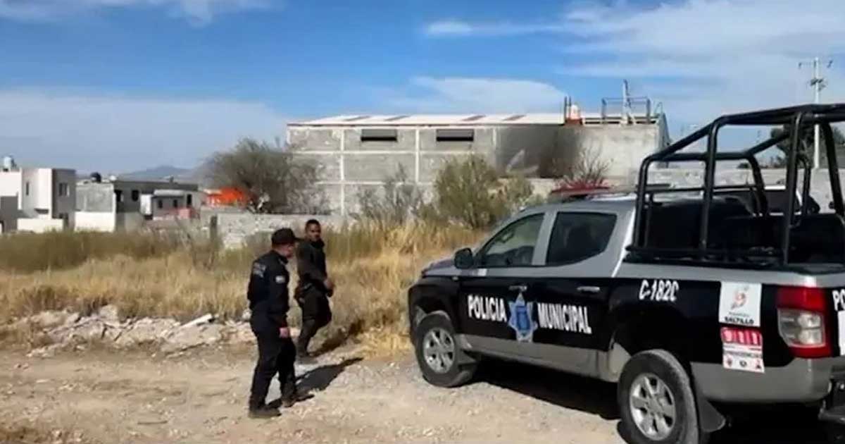 Dos policías y una patrulla municipal de Saltillo.