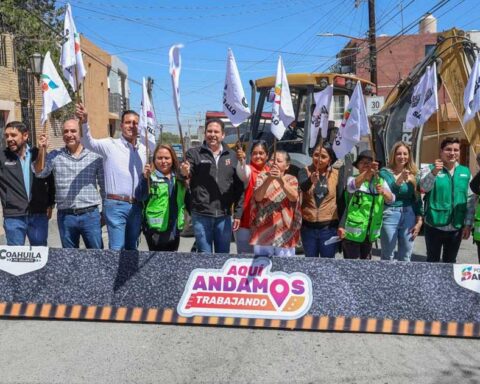 Alcalde dando el banderazo de arranque de la pavimentación en Saltillo.