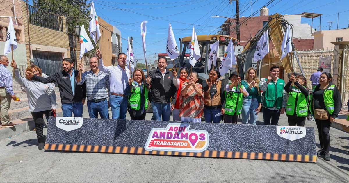 Alcalde dando el banderazo de arranque de la pavimentación en Saltillo.