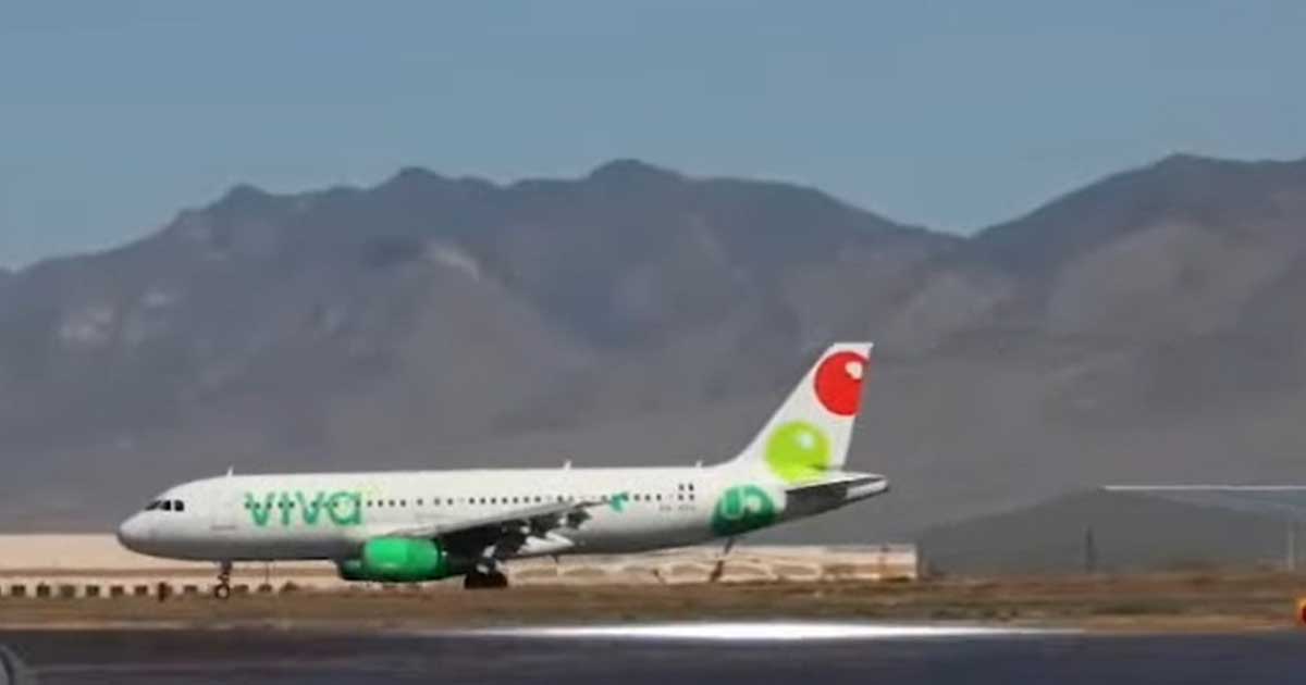 Avión de Viva Aerobus en aeropuerto de Saltillo.