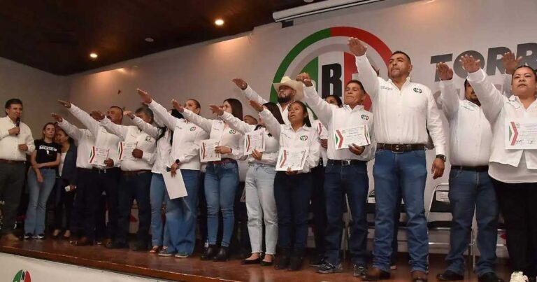 Integrantes del Comité Municipal de la CNOP en Torreón rindiendo protesta.