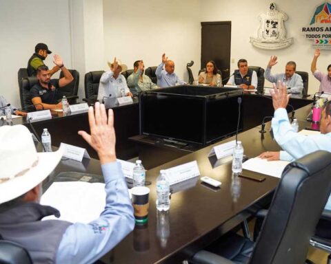 Integrantes del Cabildo de Ramos Arizpe aprobando la convocatoria.