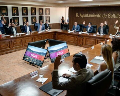 Funcionarios votando en sesión de Cabildo en Saltillo.